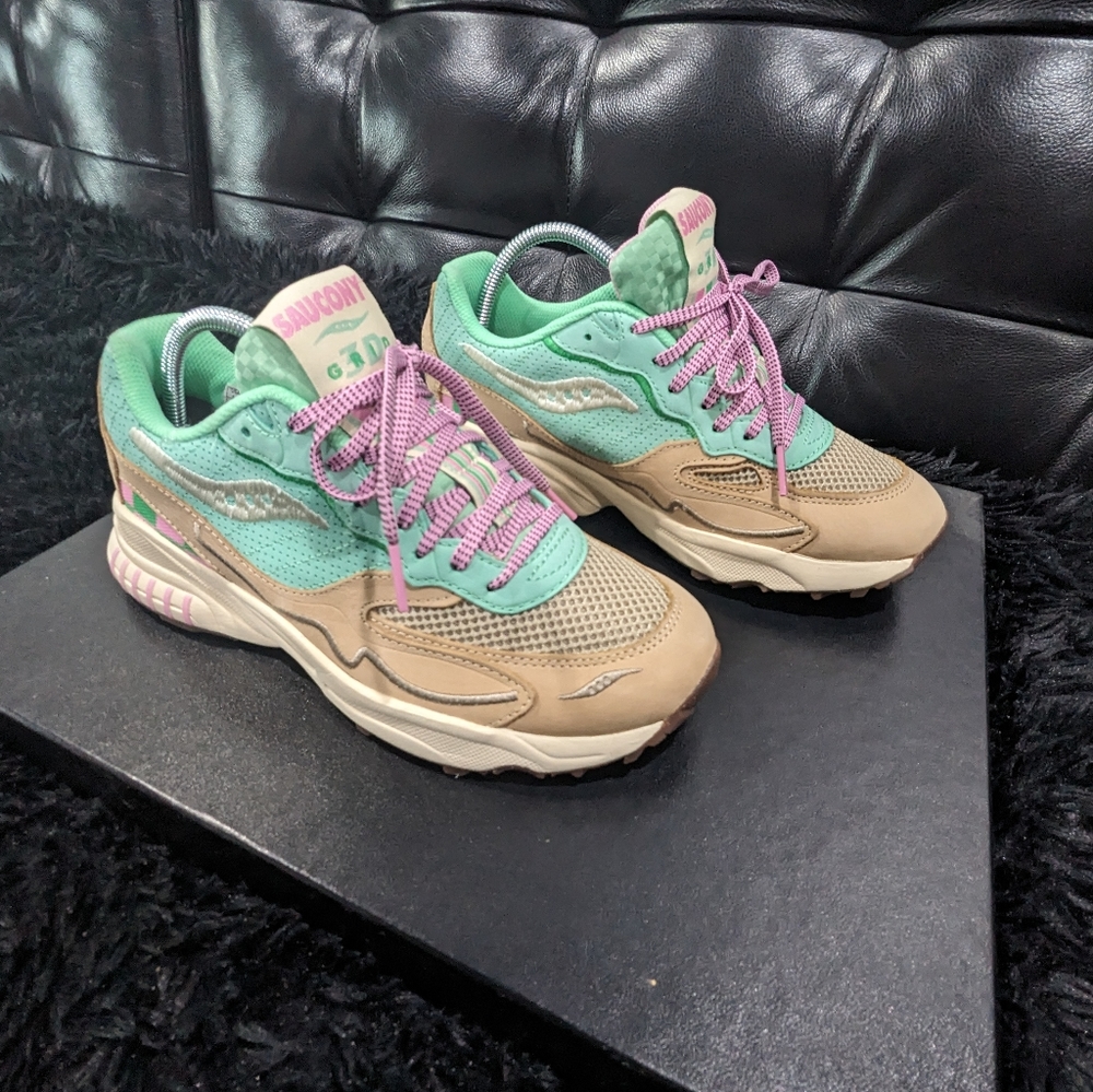 Girls sneakers